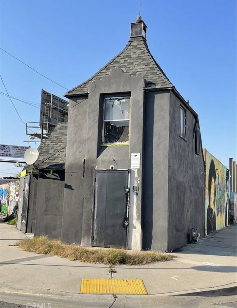 InsaneEstate's tweet photo. Los Angeles, CA. 1 bedroom and 1 bathroom with 574 sqft listed for $349,999. Is it worth the price? https://t.co/5LQRWTMA0Y