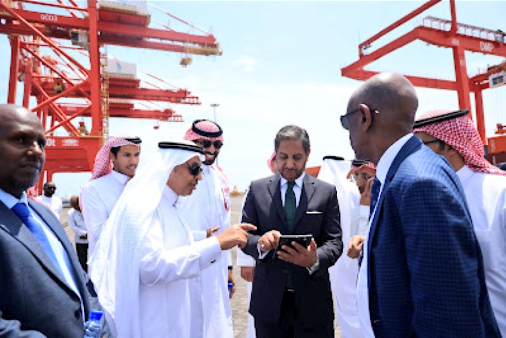 dya_bamakhrama's tweet photo. La délégation saoudienne conduite par le vice-minister du @SaudiTransport dont sa visite a duré 2 jours à #Djibouti, a tenu des importante réunion avec Mr. @omar_hadi , Président de l’Autorités des Ports et des Zones Franches, accompagné de ces collaborateurs et a visitée aussi les différents Ports djiboutiens pour s’informer des infrastructures et des Capacités Opérationnelles avancées de ces @dpfza , @DoralehS & Damerjog industrial Park, qui servent l'Afrique de l’Est ainsi que toute la Région avec une compétence de haut niveau.