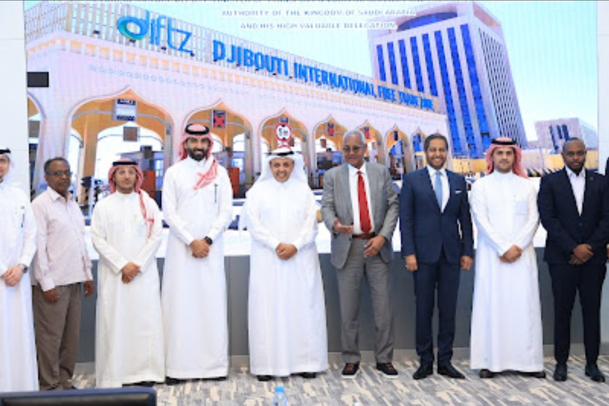 dya_bamakhrama's tweet photo. La délégation saoudienne conduite par le vice-minister du @SaudiTransport dont sa visite a duré 2 jours à #Djibouti, a tenu des importante réunion avec Mr. @omar_hadi , Président de l’Autorités des Ports et des Zones Franches, accompagné de ces collaborateurs et a visitée aussi les différents Ports djiboutiens pour s’informer des infrastructures et des Capacités Opérationnelles avancées de ces @dpfza , @DoralehS & Damerjog industrial Park, qui servent l'Afrique de l’Est ainsi que toute la Région avec une compétence de haut niveau.