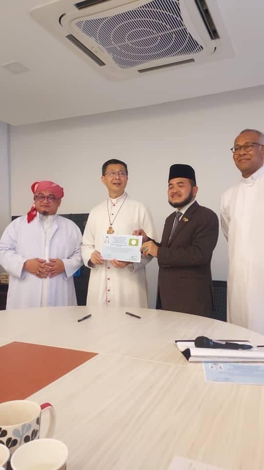 tjerealjoker's tweet photo. Lebai PAS sign MOU dengan Paderi?!

Bayangkan jika Anwar Ibrahim yg dalam gambar.. sampai kiamat laa walaun meroyan kat TikTok.

Malah, confirm berdemo kat jalan sampai fitnah PMX nak hancurkan Islam. https://t.co/7H4MjR90az