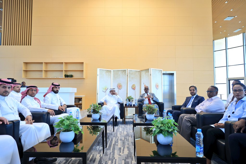 dya_bamakhrama's tweet photo. La délégation saoudienne conduite par le vice-minister du @SaudiTransport dont sa visite a duré 2 jours à #Djibouti, a tenu des importante réunion avec Mr. @omar_hadi , Président de l’Autorités des Ports et des Zones Franches, accompagné de ces collaborateurs et a visitée aussi les différents Ports djiboutiens pour s’informer des infrastructures et des Capacités Opérationnelles avancées de ces @dpfza , @DoralehS & Damerjog industrial Park, qui servent l'Afrique de l’Est ainsi que toute la Région avec une compétence de haut niveau.