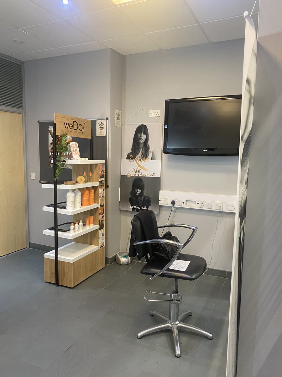 NCLStudentVoice's tweet photo. Cumbernauld barbers shop is open for business 😎💇🏽‍♂️😊💈🤩🫶🏼 Free hair cuts for all students and staff. Tuesdays, Wednesdays, Thursdays and Friday mornings. #NCL23 #Studentlife #collegecommunity #Freehaircuts https://t.co/0EVYqgYRD2