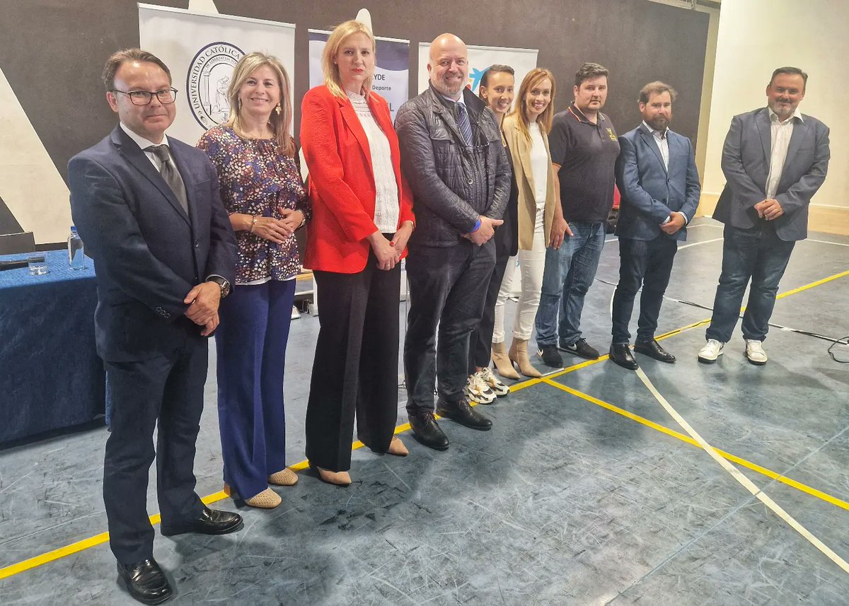 pepe_meseguer's tweet photo. Esta tarde se ha celebrado, en UCAM Sports Center, la primera jornada de la séptima edición de ‘Foro Decyde: Salud, Bienestar y Deporte’, que para esta nueva temporada cuenta con el patrocinio de CaixaBank y la Universidad Católica San Antonio de Murcia.

El evento, dirigido por la periodista Azucena Marín, ha comenzado con la participación del director de Foro Decyde y CEO de Decyde Asesores, Fernando J. Zaplana; y de la directora comercial de Retail de la Dirección Territorial de CaixaBank en Murcia, Susana Ruiz.

El acto ha contado con la intervención de tres deportistas referentes en sus especialidades a nivel internacional, como es el caso de Virginia Torrecilla jugadora del Atlético de Madrid Femenino y de la Selección Española Femenina; David Cal, campeón olímpico y piragüista; y Sonia Ruiz, jugadora de baloncesto del UCAM Murcia BSR y de la Selección Española de BSR.

Esta séptima edición contará con un total de tres jornadas divulgativas repartidas a lo largo de 2023, donde participarán grandes deportistas y personalidades para dialogar, desde una perspectiva motivacional y de superación, sobre la gestión del cambio.