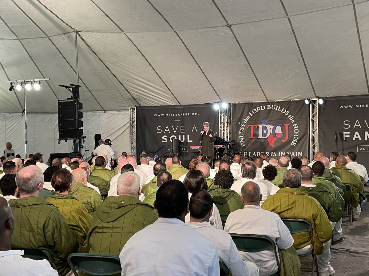 TDCJ's tweet photo. Speakers took the time to discuss suicide awareness and the important resources available to inmates and staff.
At the end of the week, longtime volunteer partners from @gatewaychurch treated staff to a special meal.
#TDCJ #revival #spiritualweek https://t.co/dris0nOZL3