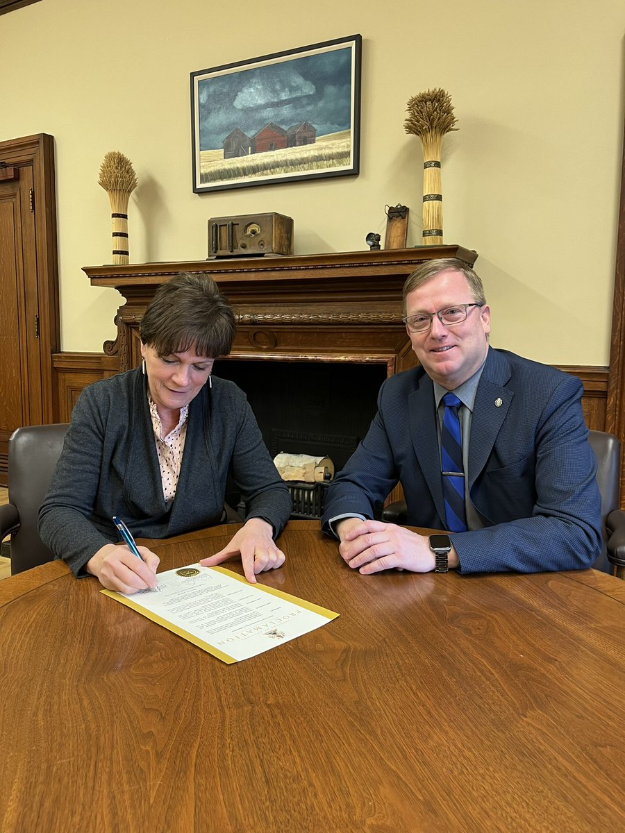 Min_DJohnson's tweet photo. Today I am honoured to join my colleague @JaniceMLPCSeine to proclaim today March 21 as “Home Economics Day in Manitoba.”
Thank you to Manitoba Association of Home Economics for all your hard work towards improving health and resilience of all Manitobans. https://t.co/dE9o20Cjuw