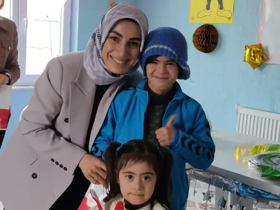 Diyadin004's tweet photo. Kaymakam ve Belediye Başkan V. Sn.Mustafa KARALİ'nin eşi Sn.Elif KARALİ Hanımefendi 21 Mart Down Sendromu Farkındalık Günü'nde Diyadin Belediyesi Kültür ve Sosyal İşler Müdürlüğünce düzenlenen etkinlikte ilçemizde faaliyet gösteren Diyadin Özel Eğitim, Simya Özel Eğitim ve https://t.co/JFKSC1TybI
