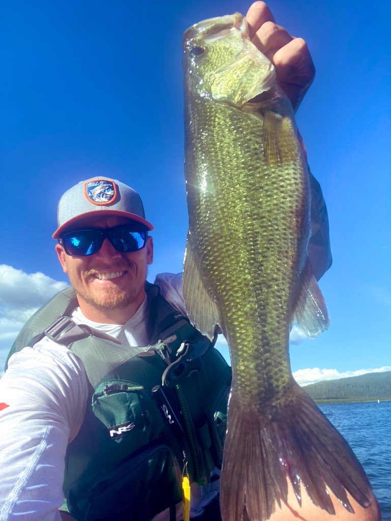 How many tournament anglers we got in here?! 🎣🙋‍♂️ 

#catchandrelease 
#largemouthbass 
#oldtownkayaks 
#oldtownfishing