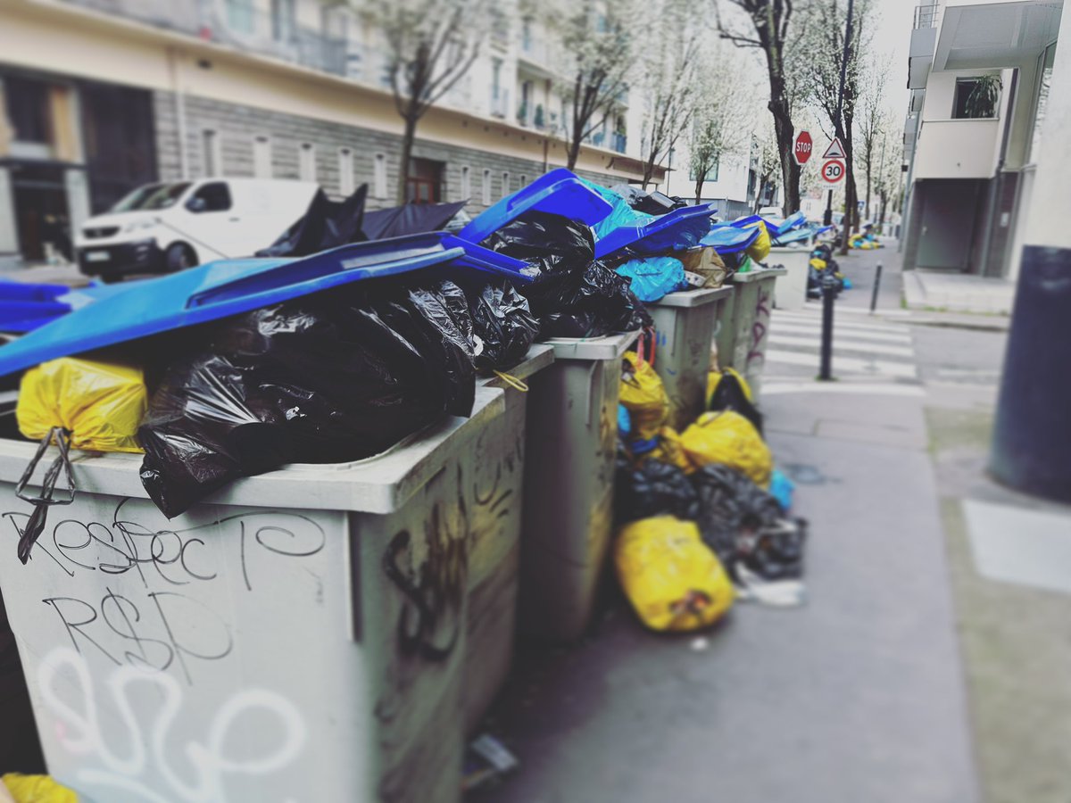 AmjConciergerie's tweet photo. Le tourisme a #Nantes souffre de la situation actuelle… blocages, manifestations, odeurs et situation sanitaire avec les poubelles qui débordent… il faut que cela cesse sinon la saison s’annonce périlleuse 😰 #reformesdesretraites #macron #borne #tourisme #conciergerie #airbnb https://t.co/X40MhnTLJB