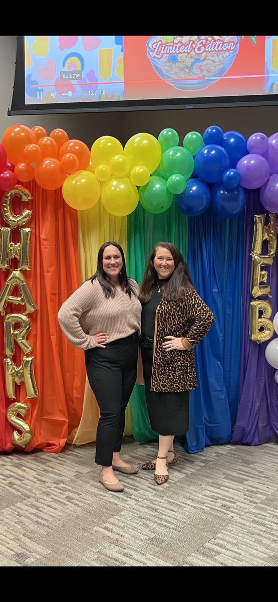 LieslJames's tweet photo. Today was our lucky day as we got to celebrate our Midway Park Teacher of the Year - Samantha Padilla. Join me in congratulating her 💚🦜 #ParrotPride @HEBISDpeople @hebisd @MsPadillasWorld https://t.co/Jq3GmqM0Yn