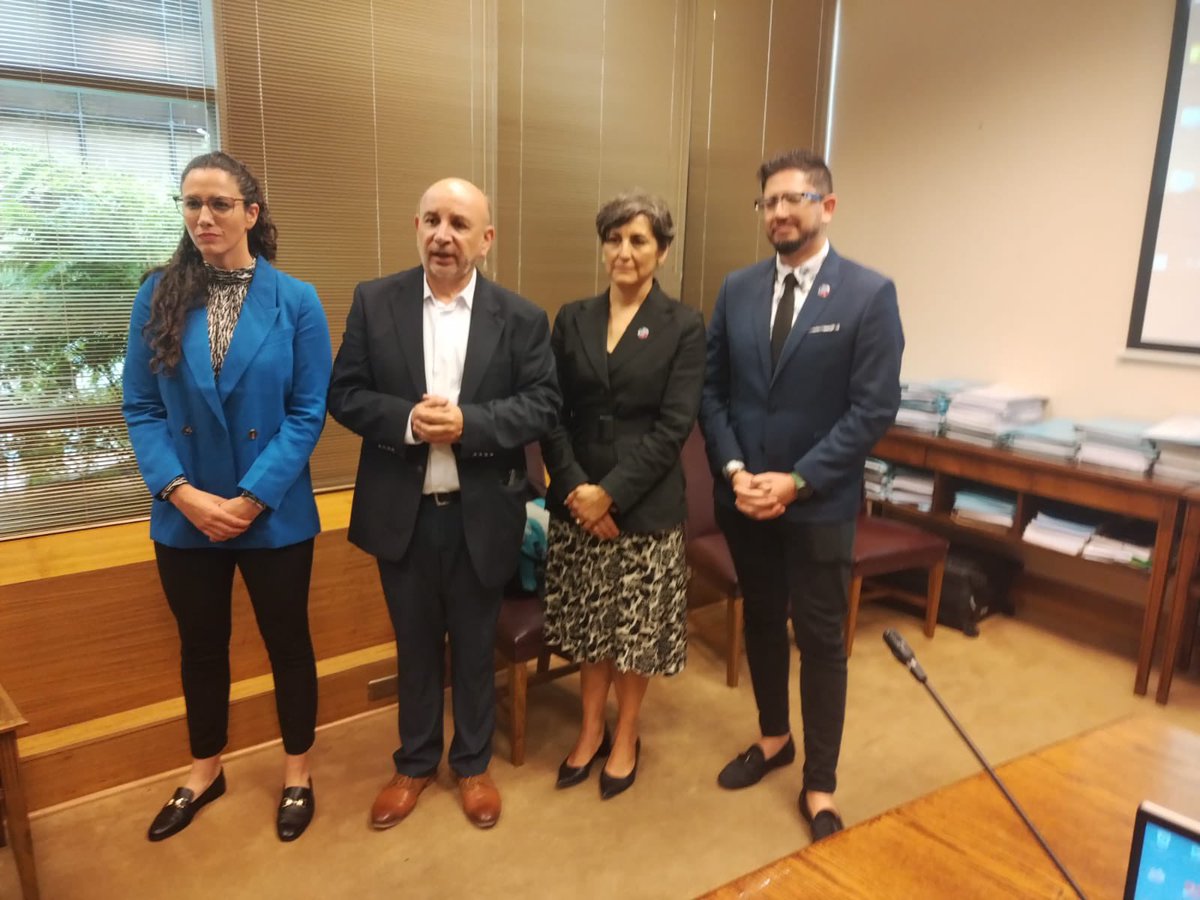 ximenaguilera's tweet photo. Felicitaciones @DoctorJLCastro por asumir la presidencia de la Comision de Salud del Senado. Desde el @ministeriosalud agradecemos su colaboración y le deseamos lo mejor en su gestión. https://t.co/F8oiOpYFMt