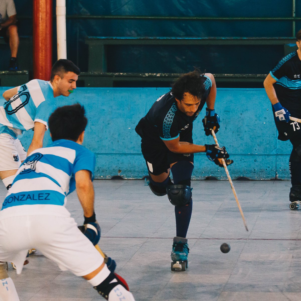 gebaoficial's tweet image. Los equipos de Hockey sobre Patines🏑 de #GEBA hicieron su debut en el Torneo Metropolitano.
Primera y Reserva "A" fueron locales en la cancha de SM ante sus pares del Club Ciudad.
Primera "A"
GEBA 3-2 MUNI
Primera y Reserva "B" visitaron a Arg Jrs en  Paternal.
Vamos #GEBA