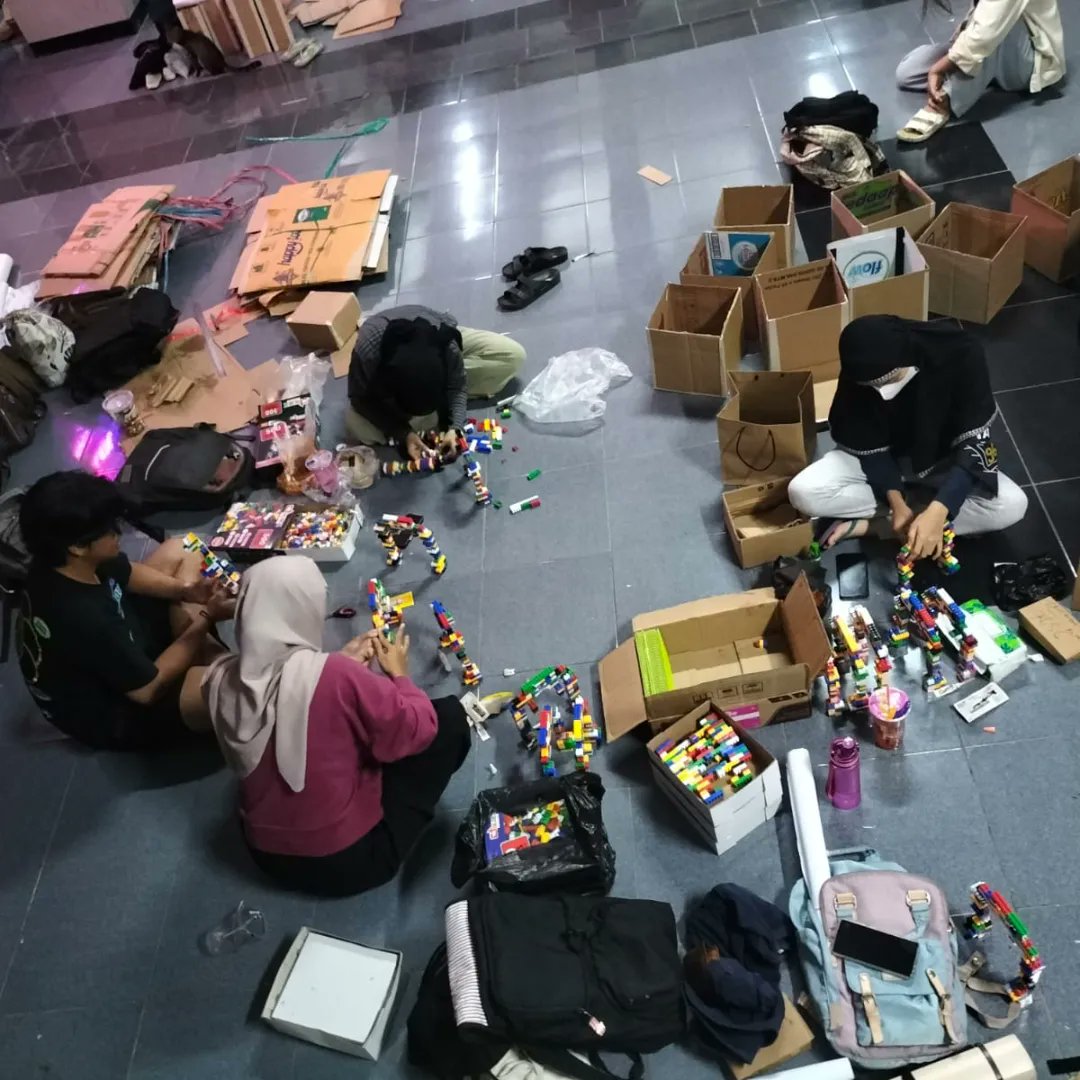 DesainDosen's tweet photo. Suasana persiapan malam wisuda @himaideits https://t.co/BWtLRoPf6E