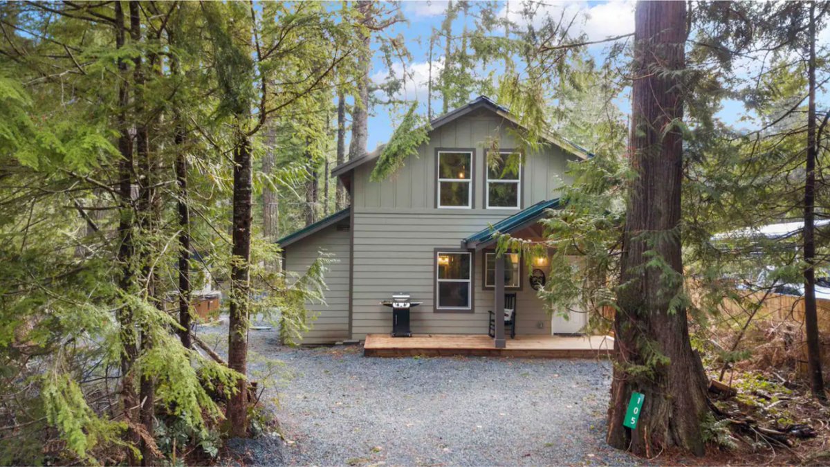 visitmtrainier's tweet image. Spring is here, and we're celebrating with a special offer! Stay two nights at participating Mt. Rainier National Park cabins and get the third night free. Who's ready for some mountain relaxation? Book now: visitrainier.com/top-travel-dea… #springgetaway #MtRainier #cabinlife