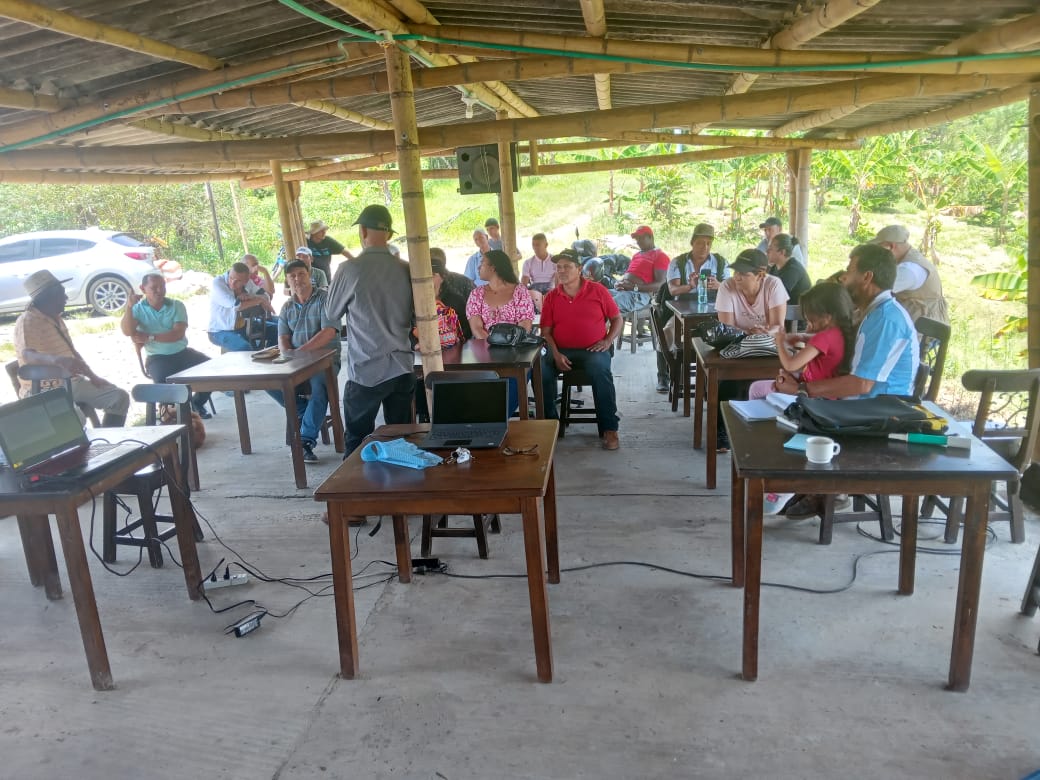 Desde la parcelación La Judea, el enlace territorial de la región se encuentra en el desarrollo de la capacitación en #PedagogíaDePaz. Iniciando con una plenaria y siguiente en grupos de estudio étnico y enfoque ambiental acordado en el #ProcesoDePaz. 🇨🇴🕊️