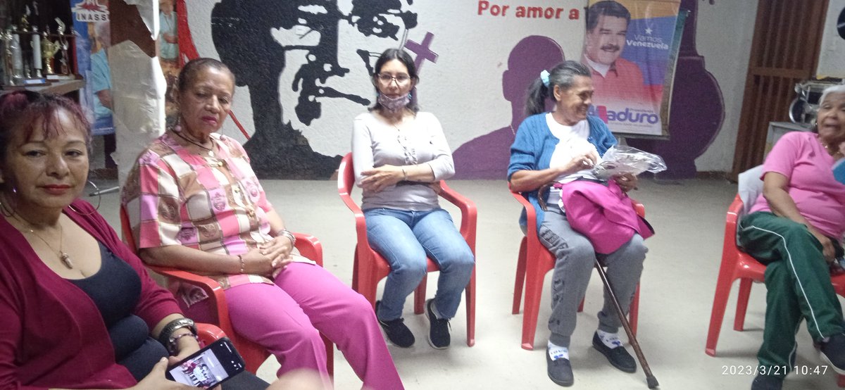 MaraCastilloGo2's tweet photo. #MESVenezuela
En Petare abuelas fundadoras del FFM reordenan la mística para adornar la sala de reuniones y se imparte conferencia en saludo al 28 de marzo, natalicio de Francisco de Miranda https://t.co/c0FXfJ31l7