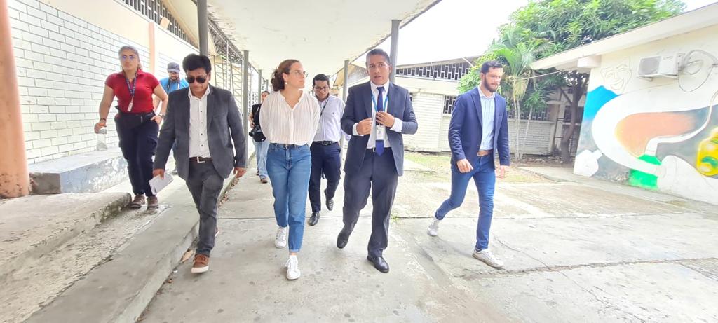 Educacion_Ec's tweet photo. [GUAYAQUIL] @mariabrownp visita instituciones afectadas por el terremoto, a fin de buscar soluciones y levantar información que nos permita intervenir de manera inmediata. El Gobierno Nacional trabaja para brindar todo el apoyo a la comunidad educativa.

#CruzadaPorElEcuador https://t.co/3eXVETvKwp