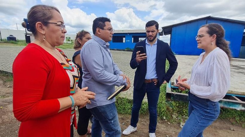Educacion_Ec's tweet photo. [GUAYAQUIL] @mariabrownp visita instituciones afectadas por el terremoto, a fin de buscar soluciones y levantar información que nos permita intervenir de manera inmediata. El Gobierno Nacional trabaja para brindar todo el apoyo a la comunidad educativa.

#CruzadaPorElEcuador https://t.co/3eXVETvKwp