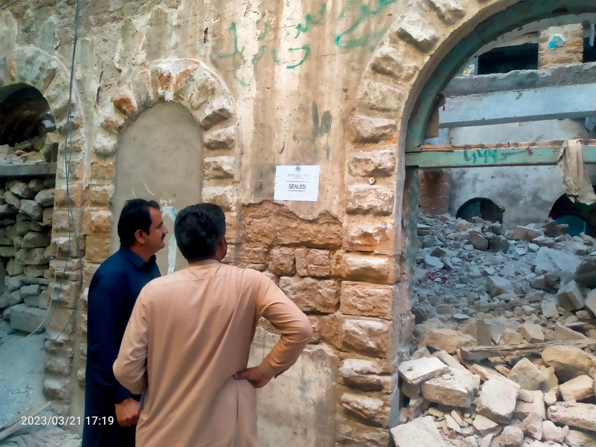 ahmed_kanasro's tweet photo. destruction work of the heritage building has been stoped by the culture deptt, building has been sealed and FIR lodged against  owner of the building. https://t.co/V5sCbUat2O