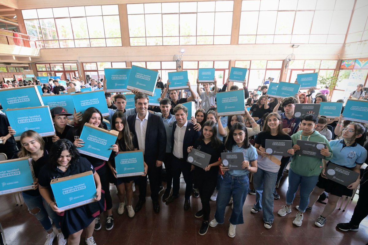 ¡Más pibes y pibas con compus de Conectar Igualdad Bonaerense!

251 estudiantes de escuelas de #Luján ya cuentan con su nueva notebook, una herramienta fundamental para que partan desde un lugar de mayor igualdad.