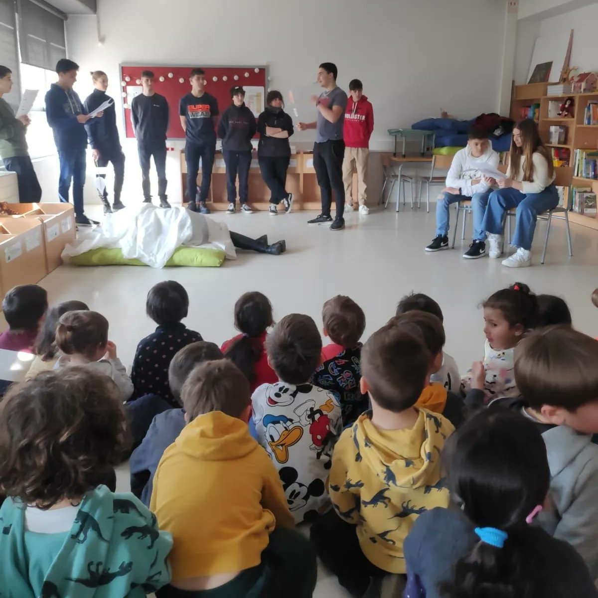 ie_martamata's tweet photo. Ahir i avui, els joves de 4t d'ESO han explicat un conte en anglès als infants de la comunitat de petits. Junts fem escola! #iemm https://t.co/zjh2eXoi5G