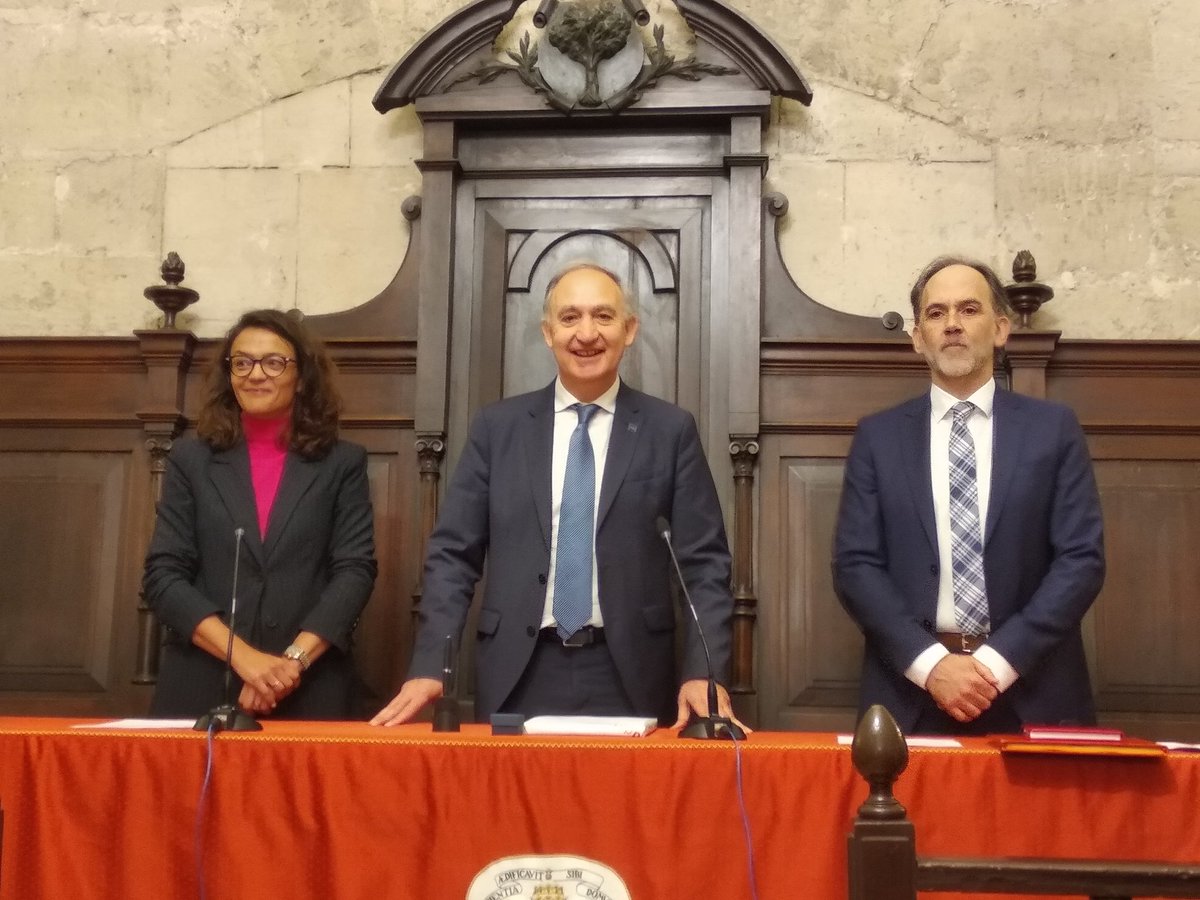 Damos la enhorabuena a nuestro nuevo director. Hoy ha tomado posesión, en el Aula Triste del Palacio de Santa Cruz. !Enhorabuena y mucho ánimo!