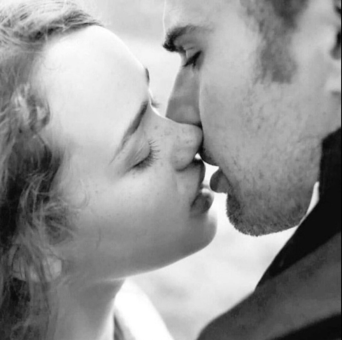 Janemf70austen1's tweet photo. Our #SidlotteForever Bubble is #TheBest 
On #TrueLoveTuesday 
Remember the #BestKissEver 💋💋💋
So Iconic
Never to be Recreated
This is #TrueSanditon 
Not to,be confused with Anything Else 😘😘
#LastAustenHero #NeverForget #SanditonIsSidlotte #FinishtheStory #Lovestory #FOREVER https://t.co/xzQjx28YsZ
