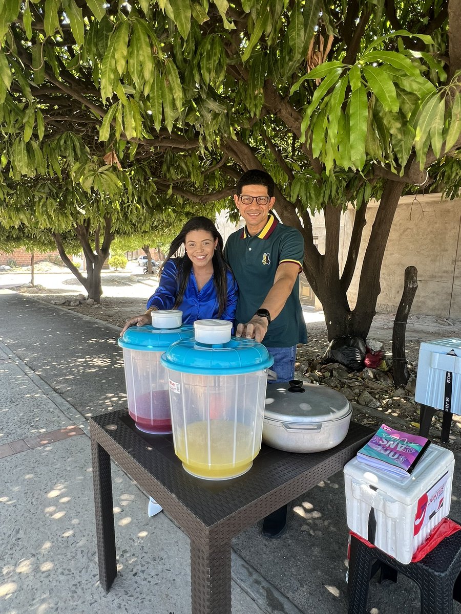 Juliojulioper's tweet photo. Admirable la resiliencia de @AnitaSaurith, personas con ese talante y barraquera necesita nuestra ciudad de Valledupar, derrotemos la pobreza emprendiendo, pero la alcaldía debe dar la mano con recursos económicos, no con ferias de mentiras. #jjjuntospalanteporvalledupar https://t.co/Ix4VLLg9zO