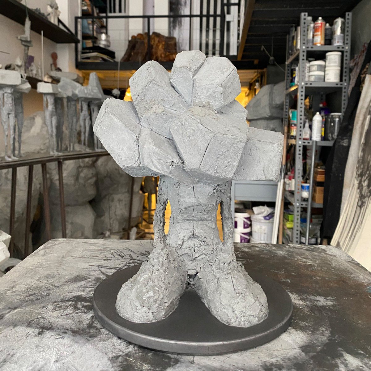 Figür, sessizlik ve yalnızlık içinde diz çöküyor, pasif bir şekilde zamanın geçmesini bekliyor. Tüm medya kanallarına ve büyük şehirlerdeki kalabalıklarda yaşamamıza rağmen iletişimin imkânsızlığına işaret ediyor.

✍️: <a href="/DrMarcusGraf/">Marcus Graf</a> 
#GülerGüçlü, Neden Böyle Oldu?, 2023