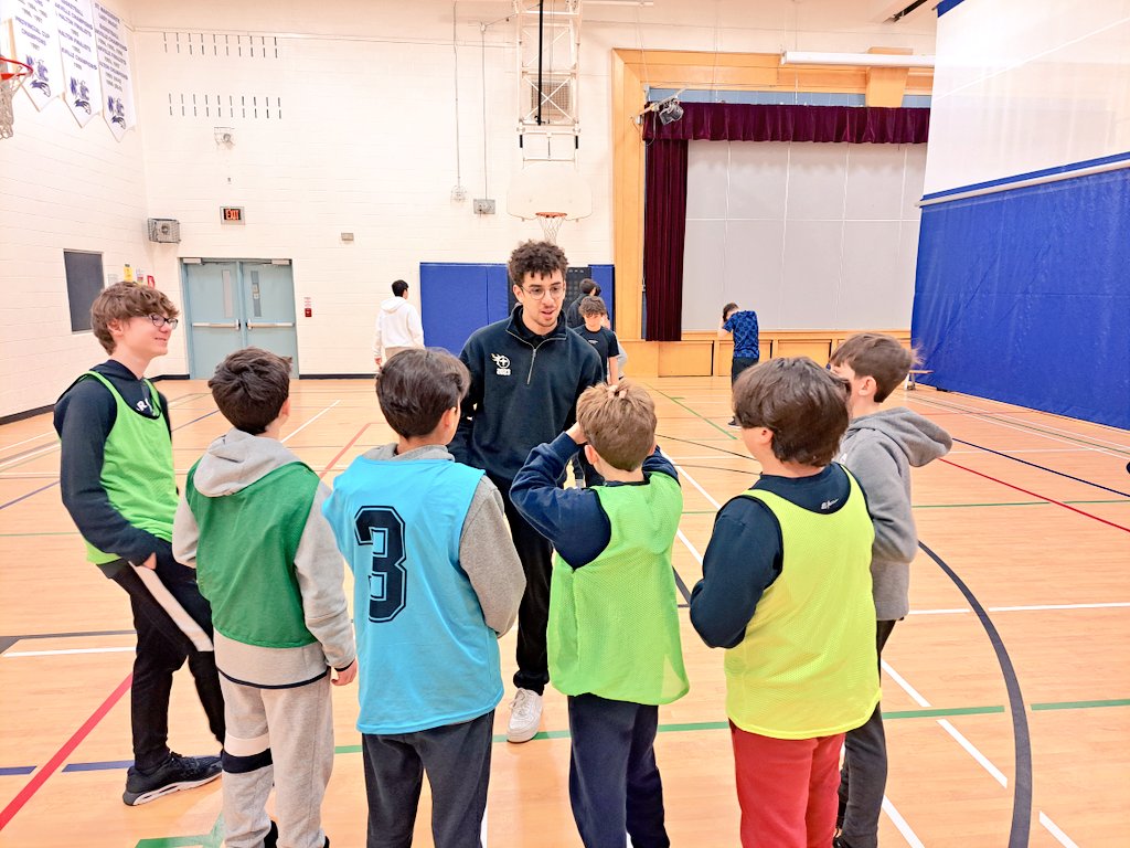 notoriousmrbigg's tweet image. #Intramurals went so well today!! Lots of #soccer fun for the grade 7 &amp;amp; 8s!! ⚽😅 Lots of #leadership from the HT students!! Big thanks boys 🙌👏
@MargueriteHCDSB 
@HolyTrinityOak 
@opheacanada