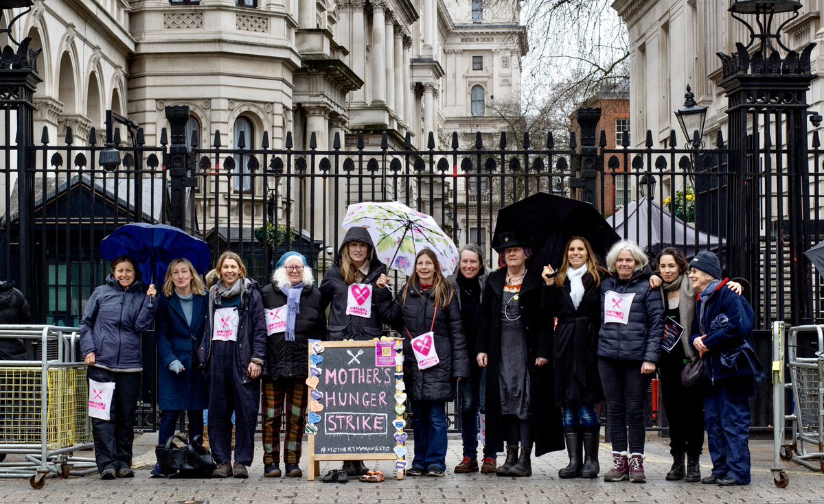 mothers_manif's tweet photo. We are mothers on #hungerstrike since #mothersday in solidarity with the 1 in 4 UK mothers skipping meals to feed their children and mothers globally. We will be outside Parliament on Wed &amp; opposite Downing St on Thurs, &amp; Fri am. Please come and speak to us @BigIssue https://t.co/e9M5ReuE4U
