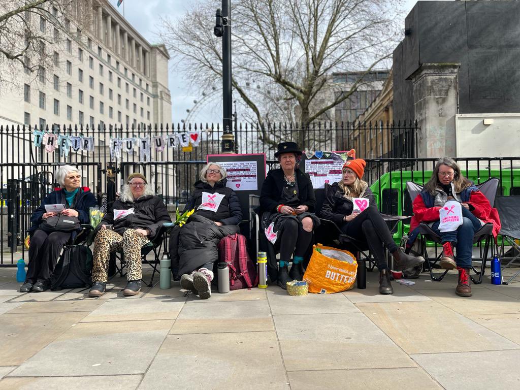 mothers_manif's tweet photo. We are mothers on #hungerstrike since #mothersday in solidarity with the 1 in 4 UK mothers skipping meals to feed their children and mothers globally. We will be outside Parliament on Wed &amp; opposite Downing St on Thurs, &amp; Fri am. Please come and speak to us @BigIssue https://t.co/e9M5ReuE4U