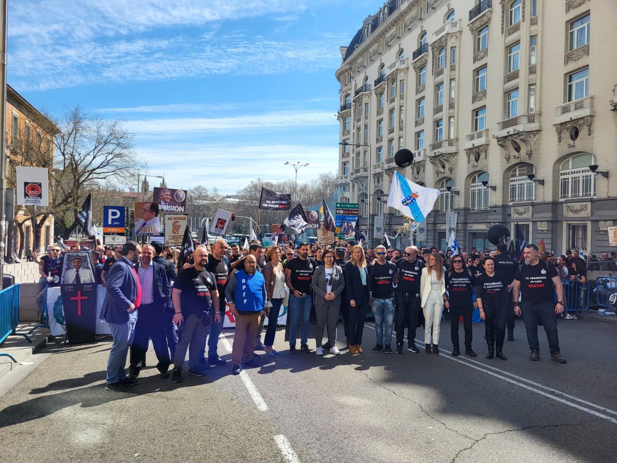 Hoy acompañando a los funcionarios de prisiones <a href="/tu_abandono/">TAMPM - Tu abandono me puede MATAR</a> .desde el <a href="/GPPopular/">Grupo Popular Congreso</a> seguimos comprometidos con sus justas reivindicaciones.
Exigimos que se les considere agente de la autoridad YA! 
Es obligado mejorar sus condiciones sociolaborales y económicas.