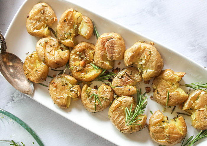 Smashed Roasted Rosemary Garlic Potatoes simpleandsavory.com/smashed-roaste…