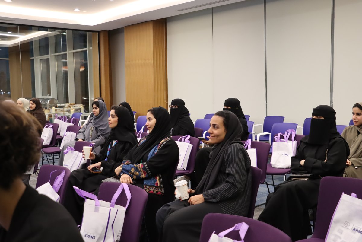 KPMGSaudiArabia's tweet image. استضفنا بالأمس جلسة حوارية قامت بإدارتها الدكتورة آلاء البعيز كجزء من شراكتنا مع @_codeforgirls وكان محور الجلسة موضوع يوم المرأة العالمي لهذا العام: "الابتكار والتكنولوجيا للمساواة بين الجنسين" حيث تطرقنا خلالها لموضوع الذكاء العاطفي وأهميته وحجم تأثيره على النساء في العمل.