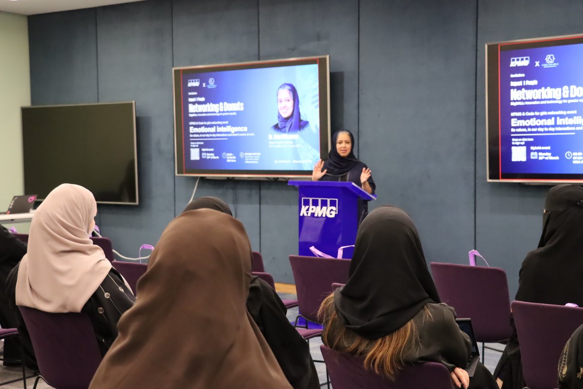 KPMGSaudiArabia's tweet image. استضفنا بالأمس جلسة حوارية قامت بإدارتها الدكتورة آلاء البعيز كجزء من شراكتنا مع @_codeforgirls وكان محور الجلسة موضوع يوم المرأة العالمي لهذا العام: "الابتكار والتكنولوجيا للمساواة بين الجنسين" حيث تطرقنا خلالها لموضوع الذكاء العاطفي وأهميته وحجم تأثيره على النساء في العمل.