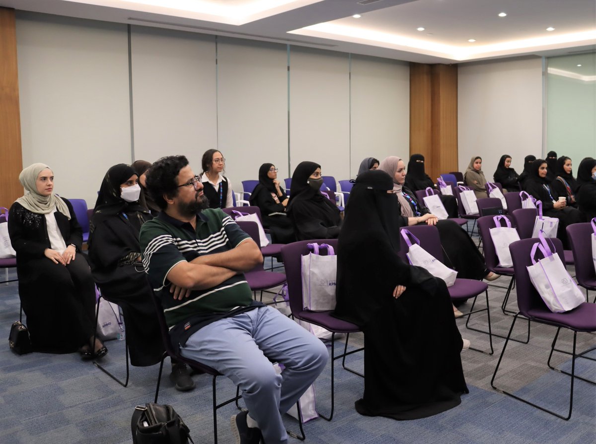 KPMGSaudiArabia's tweet image. استضفنا بالأمس جلسة حوارية قامت بإدارتها الدكتورة آلاء البعيز كجزء من شراكتنا مع @_codeforgirls وكان محور الجلسة موضوع يوم المرأة العالمي لهذا العام: "الابتكار والتكنولوجيا للمساواة بين الجنسين" حيث تطرقنا خلالها لموضوع الذكاء العاطفي وأهميته وحجم تأثيره على النساء في العمل.