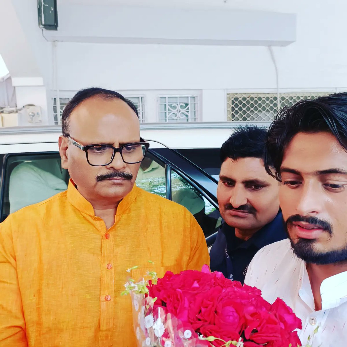 imNirmalTiwari's tweet photo. आज एक बार पुनः अपने नेता प्रदेश के यशस्वी #उप_मुख्यमंत्री आदरणीय #Brajesh_Pathak जी से एक सुखद स्नेहिल मुलाक़ात उनके लखनऊ स्थित सरकारी #कोठी पर हुई।।
@brajeshpathakup
#nirmaltiwariabvp https://t.co/xaZdrm3M9K