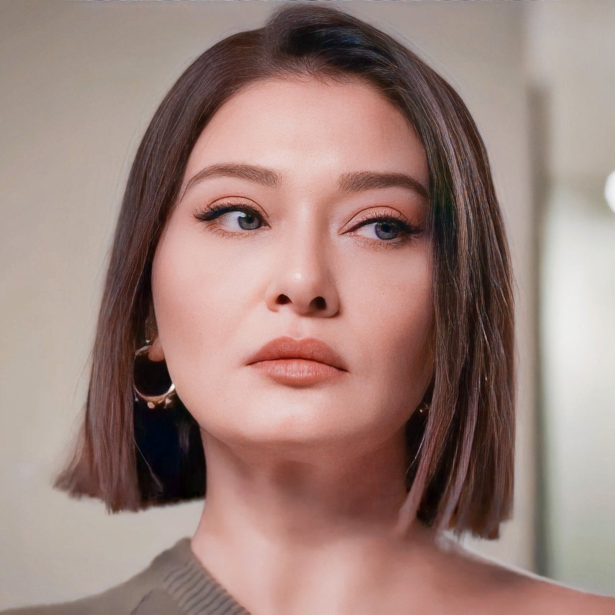 #NurgülYeşilçay'ın daha önce hiç bir dizisini izlemedim ilk defa #VedaMektubu'nda izliyorum kadın'ın oyunculuğu efsane ötesi hayranlıkla izliyorum dizide sadece Alanur'un sahneleri olsaydı yeni seve seve izlerdim o derece yani karakterini yaşıyor resmen dizi'yi o taşıyor 👏👏👏