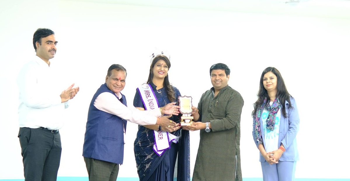 RanjanTomar's tweet photo. felicitated by Mrs India on stage of @EMCT19 org. , thanku @rashmip1 ji, amazing programme, @PankajSinghBJP @NoidaNovra @DhirendraGBN @vinodsharmanbt @KuberBisht09 @socialistprince @Adityakripa @rohit_chahal @aloktveet @InfoDeptUP @tejpalnagarMLA @coprajaneesh @gopalkagarwal https://t.co/IjEYXtI3ge