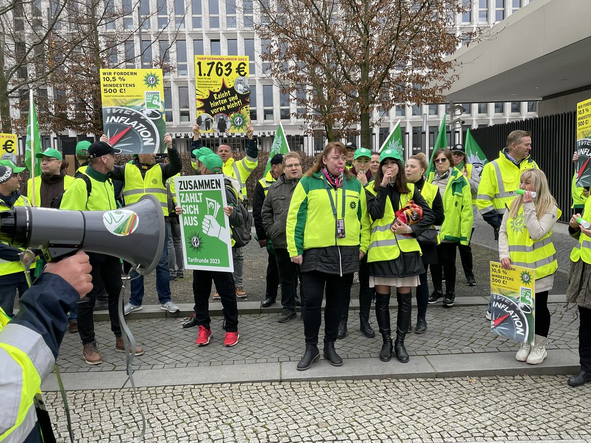 📣 Soli mit den Beschäftigten der Bundespolizei in der Tarifrunde 2023 für 10,5 % mindestens 500€ mehr im Monat. Nach dem Auftakt gab es eine Spontandemo zum <a href="/bmi/">Broadcast Music Inc.</a>. <a href="/nancyFaeser/">Nancy Faeser</a> es braucht ein ordentliches Angebot. 📣<a href="/dgb_news/">DGB - Deutscher Gewerkschaftsbund</a> @GdP_Chef <a href="/GdPPresse/">GdP Pressestelle</a> <a href="/_verdi/">Ver.piss.di</a> @gew_bund