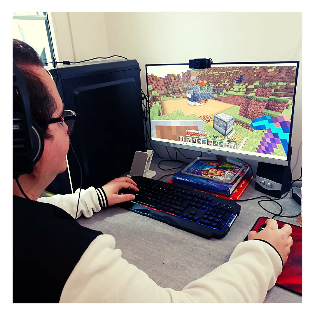 MonkeyDCloud_'s tweet photo. Conseguir la Granja de Hierro fue más difícil de lo que parece en estas imágenes del #detrasdecamaras 😆 ¿Con qué momento del directo te quedas? 🧑🌾⛏️
#monkeydcloud #madeinMonkey #mdcloud #minecraft #Minecraftbuilds #granja #hierro #tradeo #streamer #twitch #zombie #bts https://t.co/wRYHIRHk4z