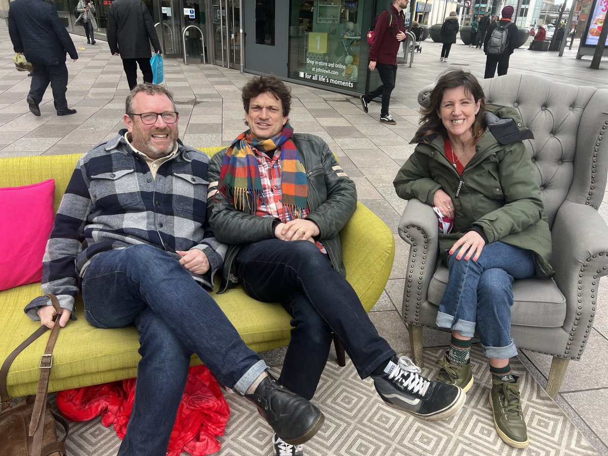 What better way to pass a few hours than in the pop-up ⁦@Camerados_org⁩ #PublicLivingRoom meeting folks of the city with ⁦@MaffPotts⁩ and ⁦@EwanHilton⁩