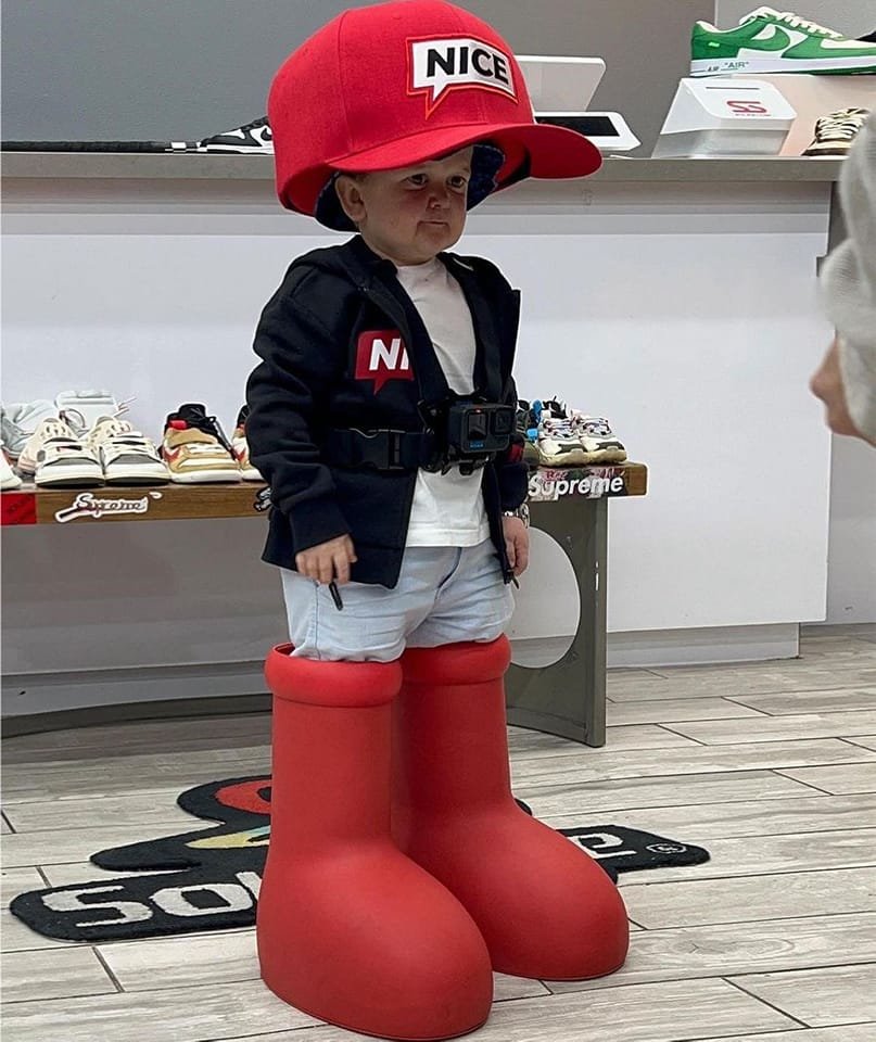 Yo cuando me probaba la ropa que me habían regalado por Navidad y mi madre me decía: "te va un poco grande pero así te dura hasta el año que viene"