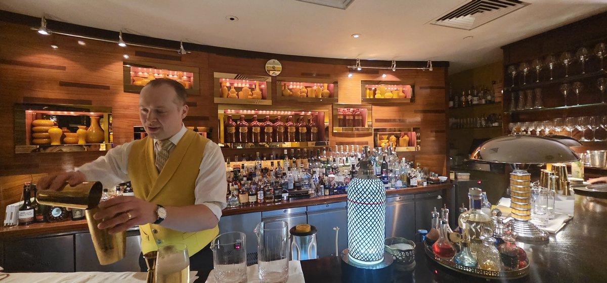 RicermanUK's tweet photo. Interesting night last night at China Tang bar in the Dorchester Hotel. Free drinks from the head bar man for a few hours. Was fun! Shame it wasn't something I could capture on a live stream. Beautiful place. https://t.co/DGQNKWy3xk