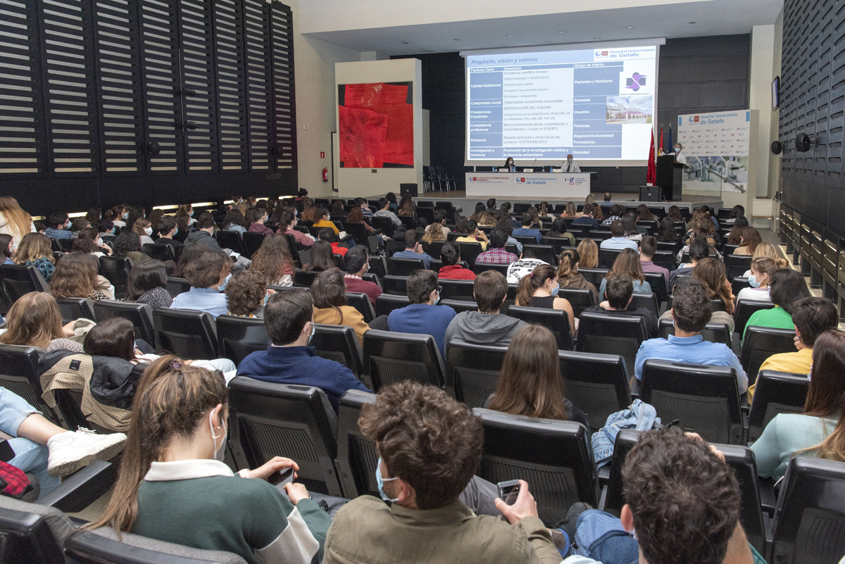 🔴🔵  Por su parte, el Dr. José Luis Fernández Casado destacó las Unidades de Referencia del #HospitalGetafe: Grandes Quemados, #Columna, #Obesidad Mórbida, #Osteogénesis imperfecta, Pie Diabético, ACV, #Neurocirugía, Cirugía torácica y Cirugía plástica.