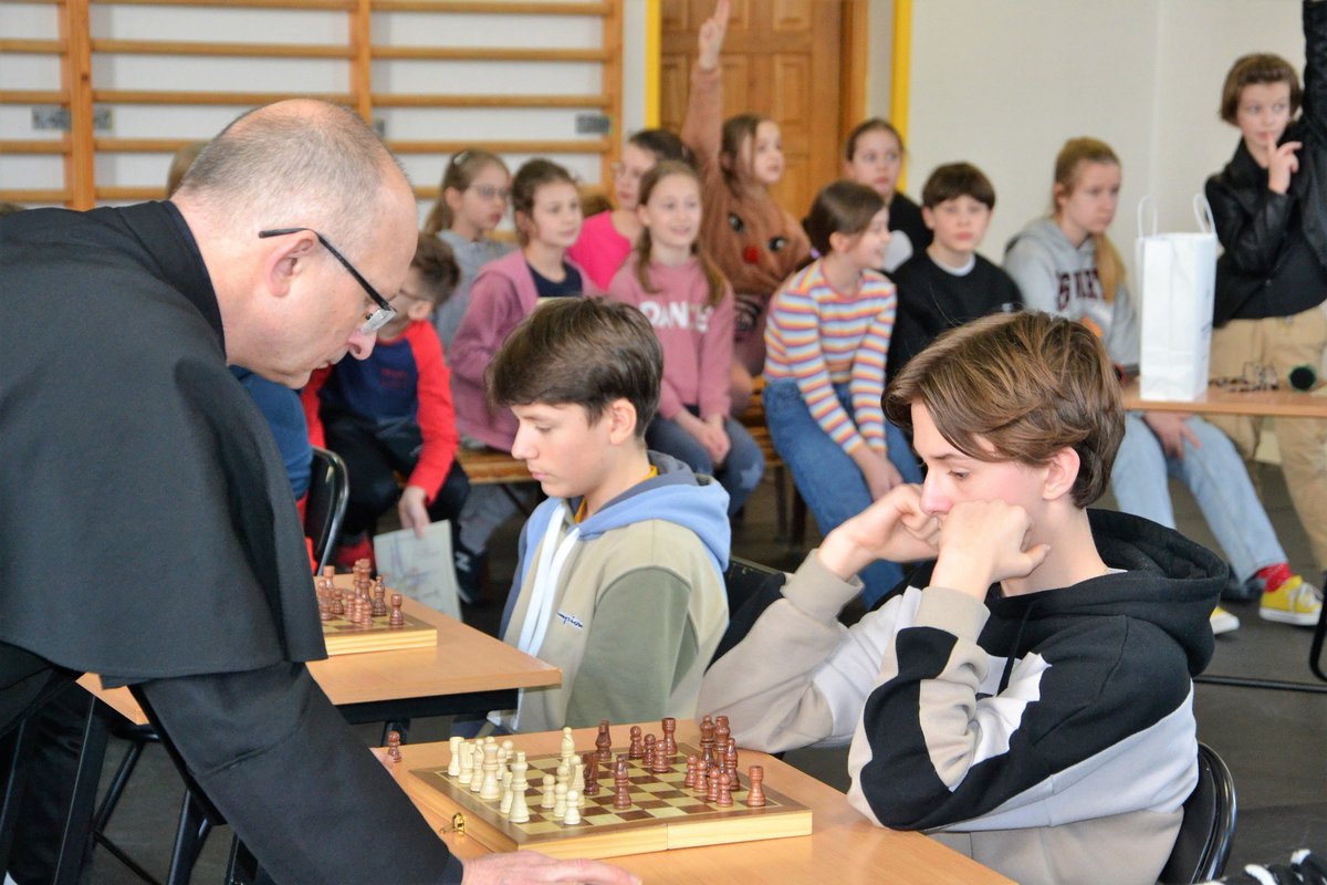 SPLublinSAC's tweet image. #Szkolne potyczki szachowe z ks. Sławomirem #Pawłowski.m SAC utytułowanym #szachista i jednocześnie #ekumenista i #wykładowca @KUL_Lublin.

#szachy #zmagania #turniej #mistrz #myślenie #logika #figury #LublinSPPallotti #hobby