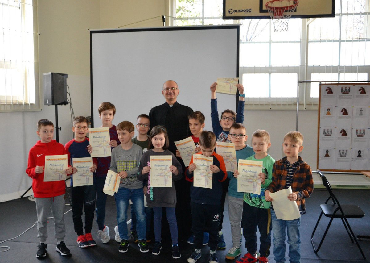 SPLublinSAC's tweet image. #Szkolne potyczki szachowe z ks. Sławomirem #Pawłowski.m SAC utytułowanym #szachista i jednocześnie #ekumenista i #wykładowca @KUL_Lublin.

#szachy #zmagania #turniej #mistrz #myślenie #logika #figury #LublinSPPallotti #hobby