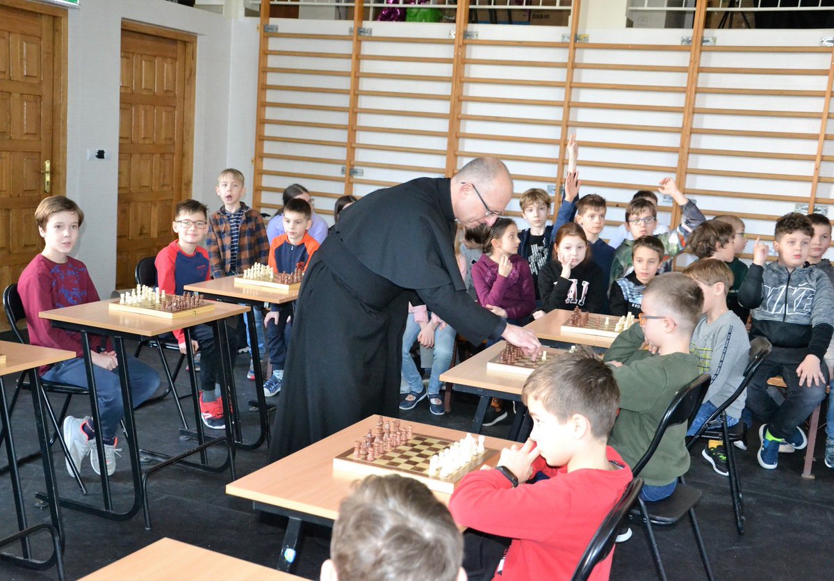 SPLublinSAC's tweet image. #Szkolne potyczki szachowe z ks. Sławomirem #Pawłowski.m SAC utytułowanym #szachista i jednocześnie #ekumenista i #wykładowca @KUL_Lublin.

#szachy #zmagania #turniej #mistrz #myślenie #logika #figury #LublinSPPallotti #hobby