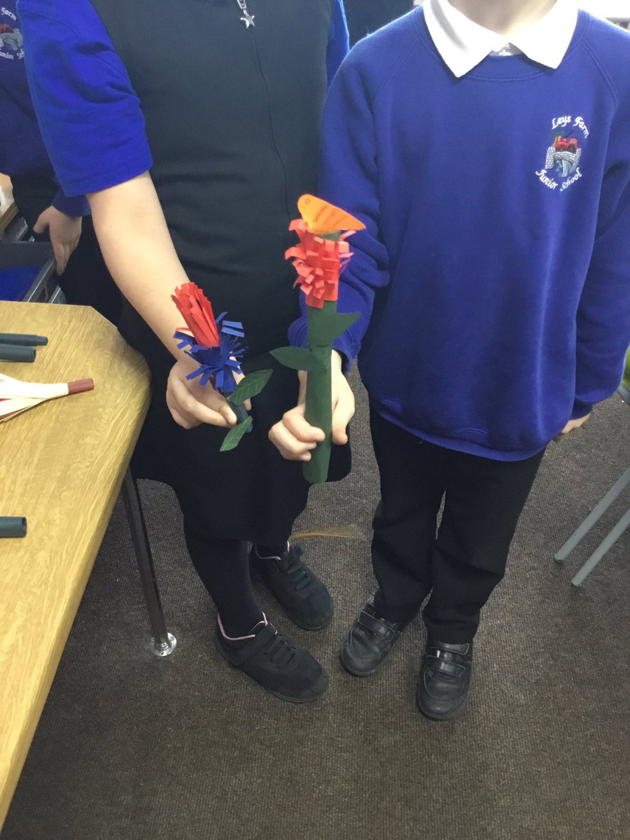 LeysFarm's tweet photo. Year 3 enjoyed an afternoon of using our creative skills to make wildflowers for a display at 2021!  #lfjsArt https://t.co/0AtC7slWPw
