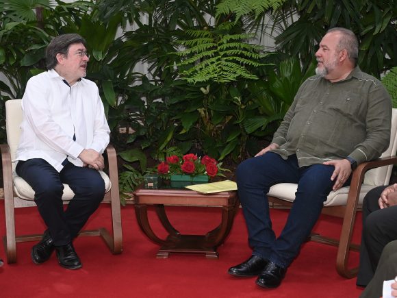 HenryGodinez18's tweet photo. La voluntad de fortalecer las relaciones entre Cuba y España en el ámbito notarial, en particular en materia de capacitación e informatización,  distinguió el encuentro del Primer Ministro cubano con miembros del Consejo General del Notariado Español
#Cubasolidaria https://t.co/3PKY8hbHFP